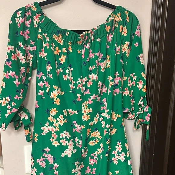 Vince Camuto Emerald Green Dress with Floral Accents - Picture 4 of 5